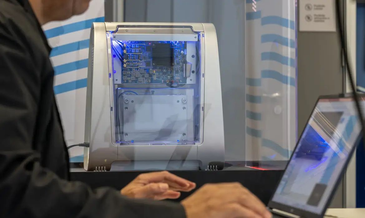 Novo computador quântico educacional passa a ser usado no Senai