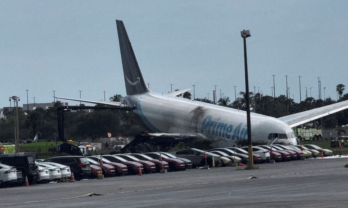Pelo menos 5 pessoas morrem em acidente com avião de carga em Miami