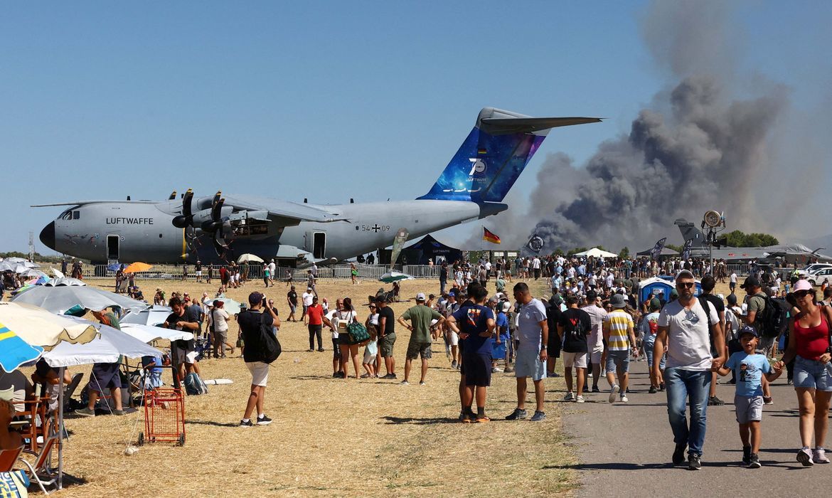 Avião F-4 grego cai durante show aéreo perto de Atenas